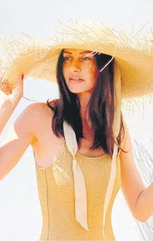 Yasemin Özilhan tatilde de şıklığından ödün vermedi! Mayosunun fiyatı şaşırttı