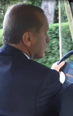 Cumhurbaşkanı Erdoğan golf arabası sürdü