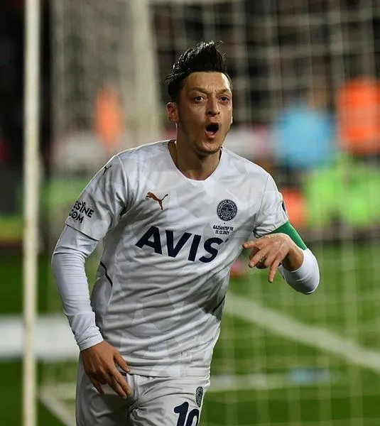 mesut-ozilin-menajeri-erkut-sogutten-carpici-aciklama-fenerbahcede-6-ay-bedava-oynadi-1648679801667.jpeg Mesut Özil’in menajeri Erkut Söğüt'ten çarpıcı açıklama! "Fenerbahçe’de 6 ay bedava oynadı"-2