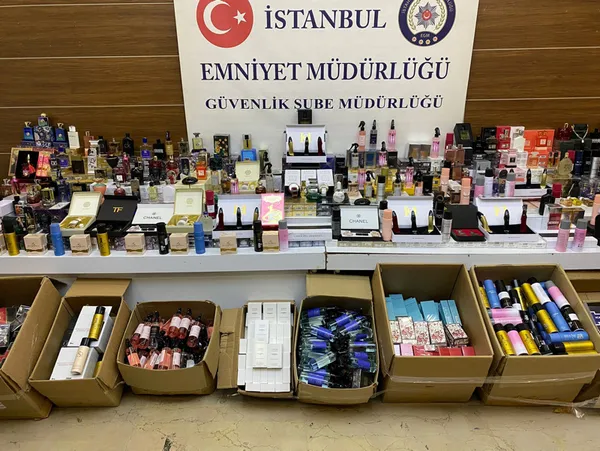 istanbulda-dev-operasyon-51-milyon-lira-degerinde-sahte-parfum-ele-gecirildi-1637138432817.jpg İstanbul'da dev operasyon: 51 milyon lira değerinde sahte parfüm ele geçirildi-8
