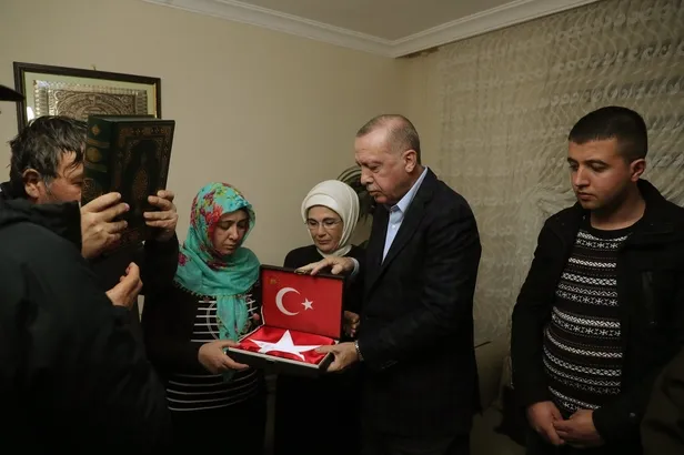 baskan-erdogandan-idlib-sehidi-emre-baysalin-ailesine-taziye-ziyareti-1583081400581.jpeg