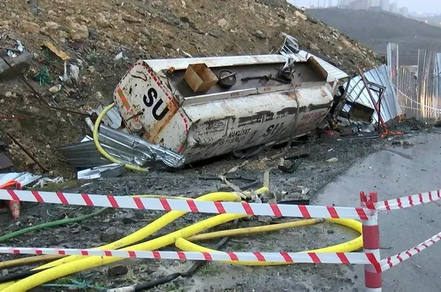 Başakşehir'de su tankeri devrildi!