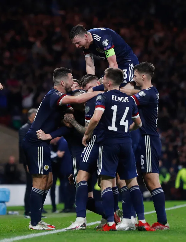 fenerbahceden-6-numara-tahtina-iskoc-prens-kanaryadan-tarihi-hamle-yer-yerinden-oynayacak-1692218216883.jpg Kanarya'dan tarihi hamle! Yer yerinden oynayacak! Fenerbahçe'den 6 numara tahtına İskoç prens!-4