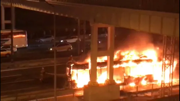 Son dakika: Gaziosmanpaşa TEM Otoyolu'nda otobüs alev alev yandı! Edirne İstikametinde trafik tamamen durdu-3