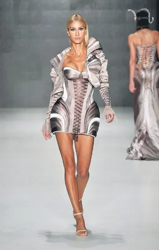 Çağla Şıkel tarafından tanıtılan tasarım elbiseye dünya starlarının ilgisi bitmiyor! ABD'li efsane model Tyra Banks de giydi