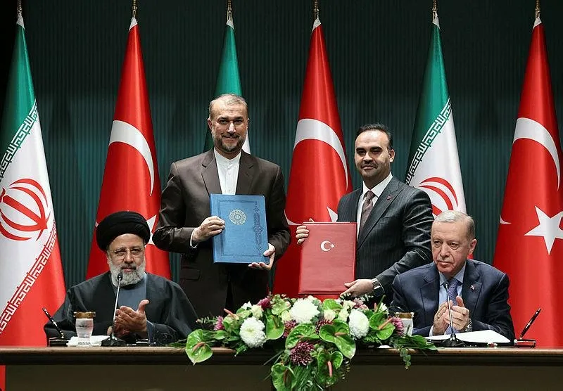 10-yeni-anlasmanin-imzalari-atildi-baskan-erdogan-ve-iran-cumhurbaskani-reisi-ortak-basin-aciklamasi-terorle-m-1706114341321.jpeg