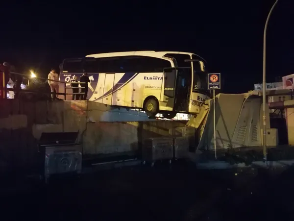 bariyeri-asan-yolcu-otobusu-koprude-asili-kaldi-1641792828977.jpg Bariyeri aşan yolcu otobüsü köprüde asılı kaldı-4