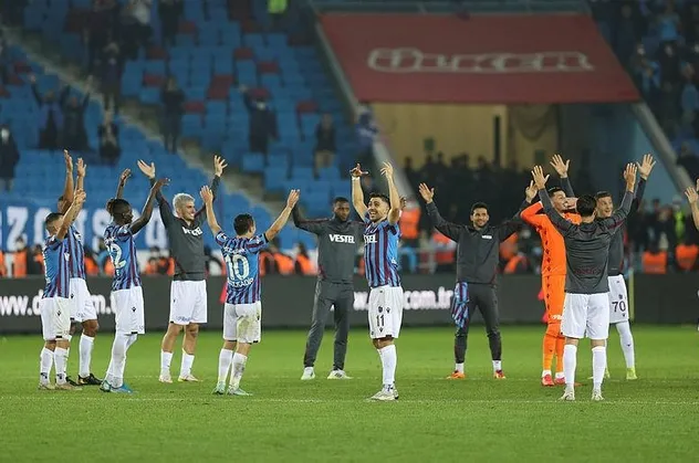 Trabzonspor'un Fenerbahçe zaferi yerel basının manşetlerinde: Lider olunmaz doğulur koçum!