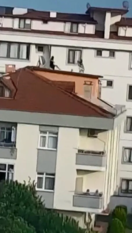 sosyal-medyada-daha-fazla-begeni-almak-isteyen-genc-kizlar-catida-fotograf-cekti-olumle-dans-etti-1665469656876.jpg Sosyal medyada daha fazla beğeni almak isteyen genç kızlar çatıda fotoğraf çekti ölümle dans etti-4