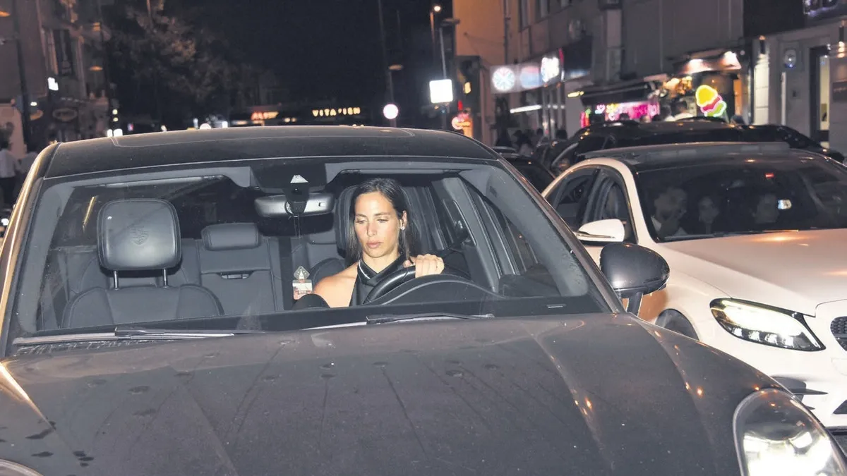 Zehra Çilingiroğlu yeni lüks arabasıyla Bebek’te görüntülendi