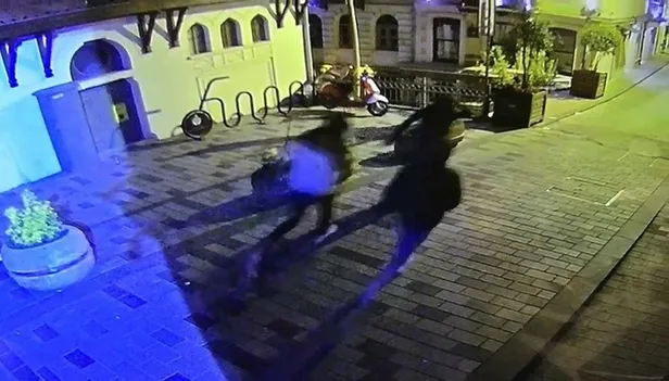 İstanbul Beyoğlu'nda gece yarısı İngiliz turisti bıçakla ağır yaralayan gaspçılar yakalandı-5