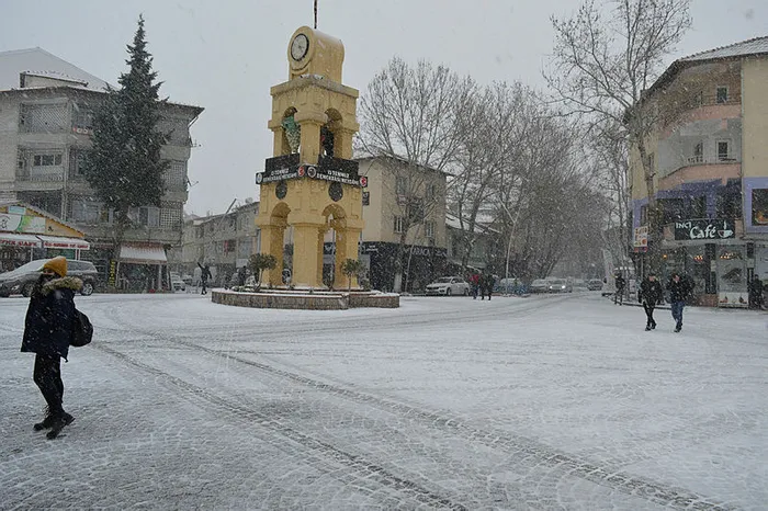 turkiyeye-pazar-gunu-giris-yapacak-pazartesi-daha-beteri-olacak-istanbul-kocaeli-kirklareli-dikkat-eve-acil-er-1702450853740.jpg İstanbul, Kocaeli, Kırklareli dikkat! Türkiye'ye pazar günü giriş yapacak, pazartesi daha beteri olacak! Eve acil erzak doldurun-6