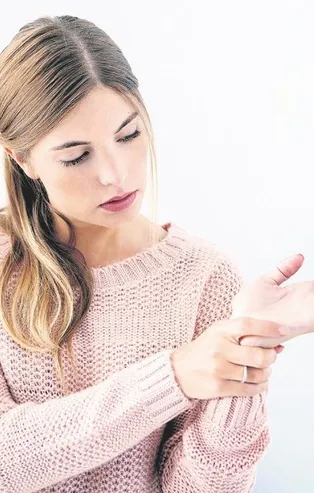 Koldaki uyuşma inmeye işaret! Bu belirtiler varsa hastaneye başvurmakta geç kalmayın