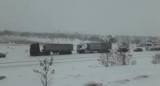 son-dakika-malatya-kayseri-ile-malatya-sivas-karayollari-yogun-kar-yagisi-nedeniyle-ulasima-kapandi-1642521680352.jpeg Son dakika: Malatya-Kayseri ile Malatya-Sivas karayolları yoğun kar yağışı nedeniyle ulaşıma kapandı-2