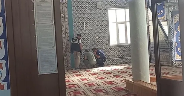 Camiyi kana buladı! Namaz sonrası dua eden imama kurşun yağdırdı