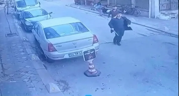 1649062019194.jpg İstanbul'da sokak ortasında kız kardeşine dehşeti yaşattı! Üstünde sopayı kırdı bayıltana kadar dövdü-5