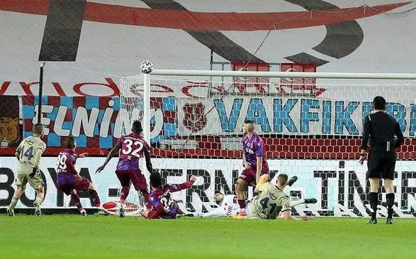 Erol Bulut’lu Fenerbahçe Trabzonspor’u avladı! Trabzonspor yarışa ortak olma şansını tepti-6