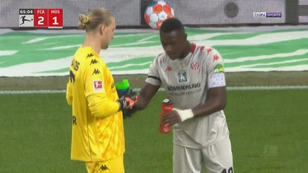 bundesligada-tarihe-gecen-olay-mainz-05-formasi-giyen-moussa-niakhatenin-orucunu-acmasi-icin-hakem-oyunu-durdu-1649434777005.jpg Bundesliga'da tarihe geçen olay! Mainz 05 forması giyen Moussa Niakhate'nin orucunu açması için hakem oyunu durdurdu-7