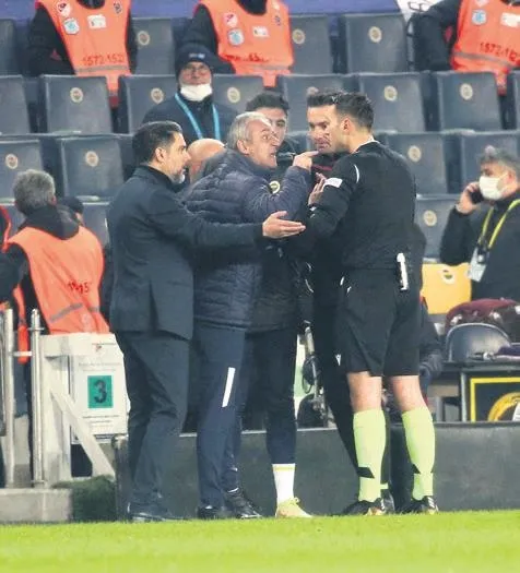 fenerbahce-trabzona-karsi-super-ligde-25-yillik-yenilmezlik-serisini-surdurdu-1646608691375.jpeg Fenerbahçe Trabzon'a karşı Süper Lig'de 25 yıllık yenilmezlik serisini sürdürdü-10