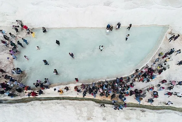 Pamukkale'ye turist akını! 3 saatte 15 bin kişi ziyaret etti-4