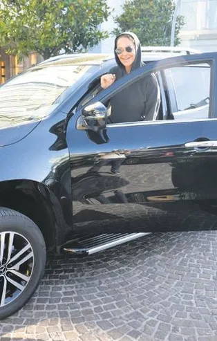 Hülya Avşar'ın 700 bin liralık arabası yeni aracıyla tüm dikkatleri üzerine çekti