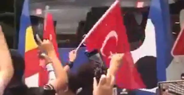 Berlin'de bizim çocuklara "bozkurtlu" destek: Mehter marşıyla karşıladılar