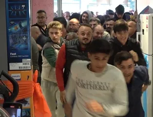 İndirimli iPhone için geceden kuyruğa girdiler: Kapılar açılınca birbirlerini ezdiler