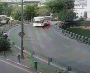 Motosiklet sürücüsü otobüsün altında kalmaktan kıl payı kurtuldu