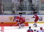 Putin hokey maçında yere düştü (Video)