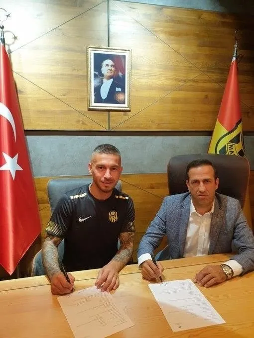 galatasarayda-flas-ayrilik-adem-buyukun-sozlesmesi-feshedildi-1599656012888.jpeg Galatasaray'da flaş ayrılık! Adem Büyük'ün sözleşmesi feshedildi-4