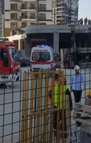 Son dakika: Bağcılar'da vinç kamyonu devrildi!