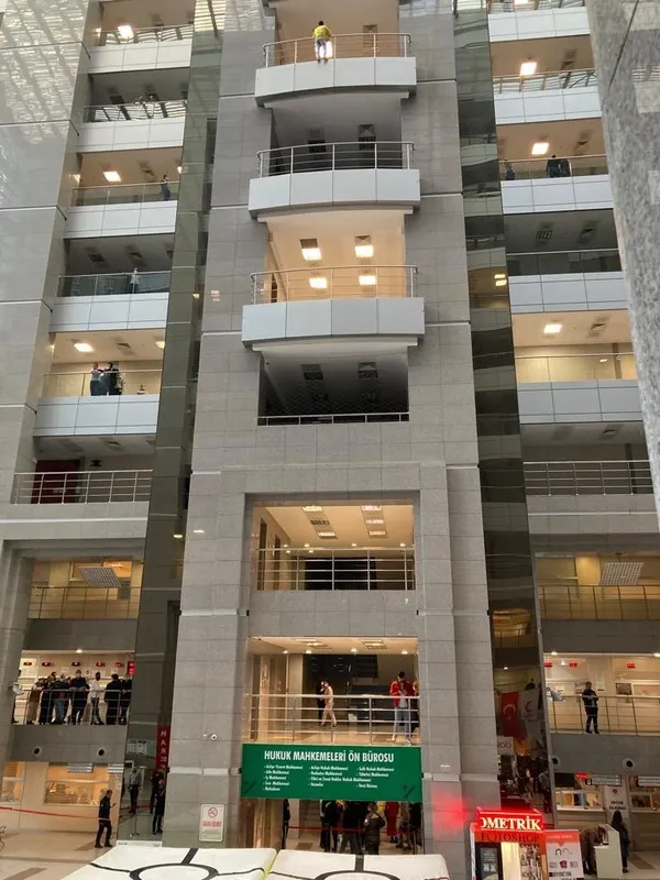 son-dakika-istanbul-adalet-sarayinda-intihar-girisimi-1638792922623.jpg