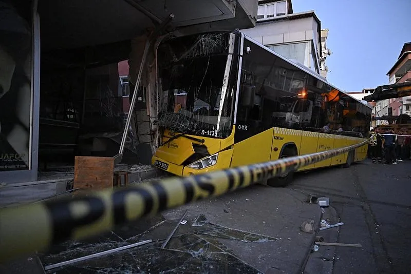 Pendik'te İETT otobüsü berber dükkanına girdi: 6 yaralı | Yıkım çalışmaları başladı! Kaza anı kamerada-3