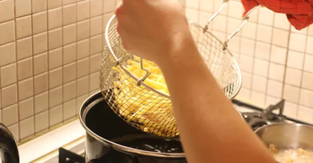 Lokantacıların gizli sırrı ortaya çıktı! 1 yemek kaşığı koymak yeterli! Çıtır çıtır patates kızartması meğer...