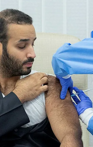 Prens Selman koronavirüs aşısı vurdurdu