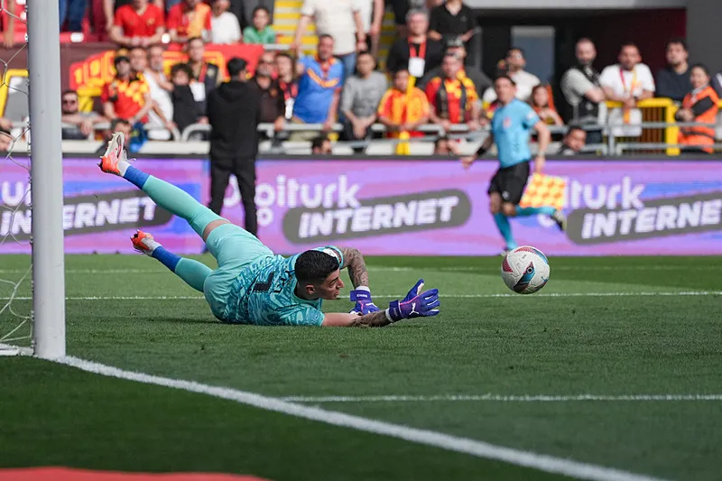 Fenerbahçe'nin eski yıldızı Galatasaray'a! Anlaşma tamam - 15