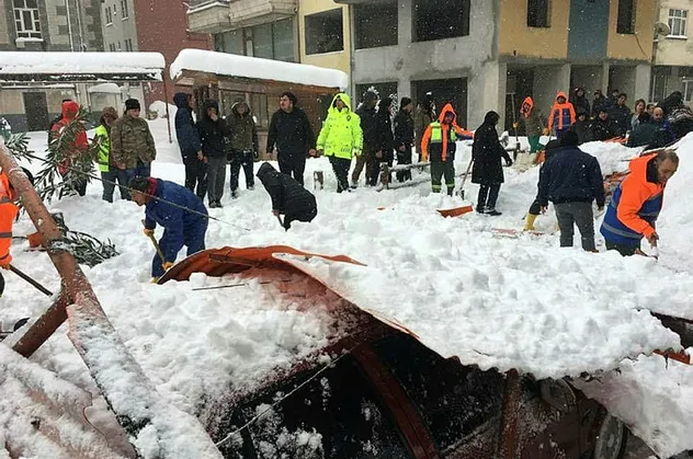 Artvin'de can pazarı! Kar yağışına dayanamadı, çöktü