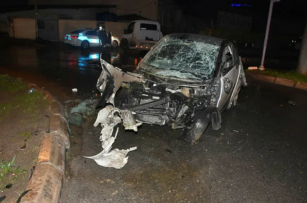 İzmir'de korkunç kaza! Araç hurdaya döndü yaralılar var