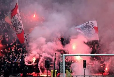 Ajax - Feyenoord maçı tatil edildi