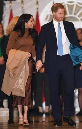 İngiltere'yi sarsan karar! İngiltere Prensi Harry ve Meghan Markle İngiliz kraliyet ailesi üyeliğinden çekildiklerini açıkladı