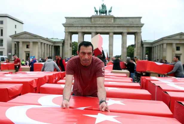 Almanya'nın tarihi meydanında dikkat çeken anma! 15 Temmuz'u böyle andılar-2