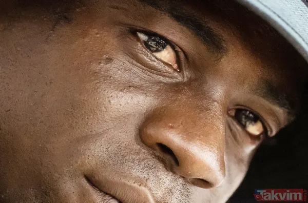 Balotelli İsviçre'yi karıştırdı! İtalyan yıldız Basel ile Sion karşılaşmasında saha kenarına gelirken cinsel organını çıkarıp... - 10