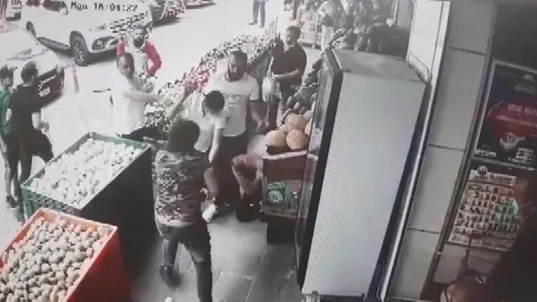 esenyurtta-3-kisi-bir-kisiyi-tekme-tokat-dovdu-1624001145548.jpg Esenyurt'ta 3 kişi bir kişiyi tekme tokat dövdü-5