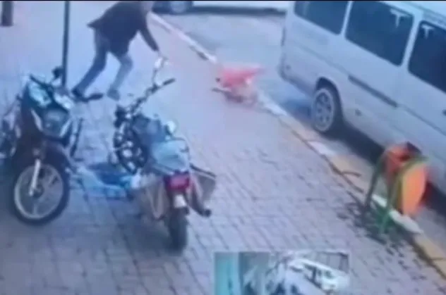Köpeğin başına gelmeyen kalmadı! Minibüs ezdi sonra dubayla vurdular