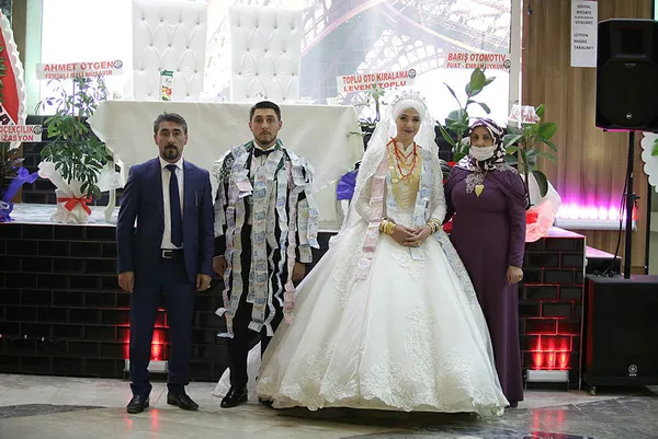 musta-sinirli-sayida-davetliyle-yapilan-dugunde-1-milyon-liralik-taki-toplandi-1603192170599.jpg