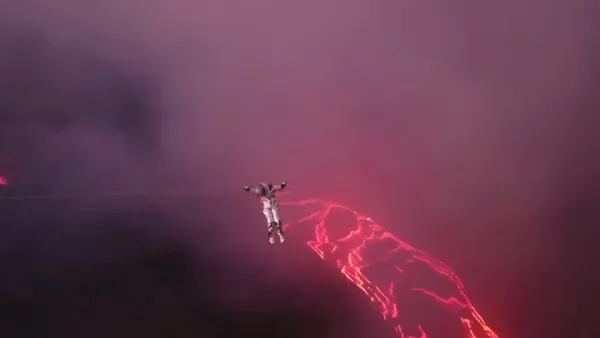 Brezilyalı video yapımcısı Karina Oliani, lavların üzerinden geçerek dünya rekoru kırdı videosunu izle | Takvim TV