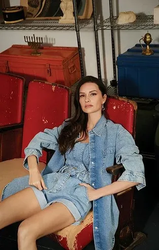 Düşes! Sosyetik güzel Yasemin Özilhan'ın 43 bin TL'lik tavlası sosyal medyada gündem oldu