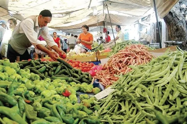 Marketler fiyatları artırırken, semt pazarlarında indirim başladı