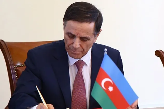 Azerbaycan'da flaş istifa!