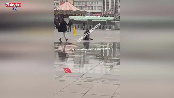 Bursa'da vahşet anları kamerada! Husumetlisini sokak ortasında defalarca bıçakladı